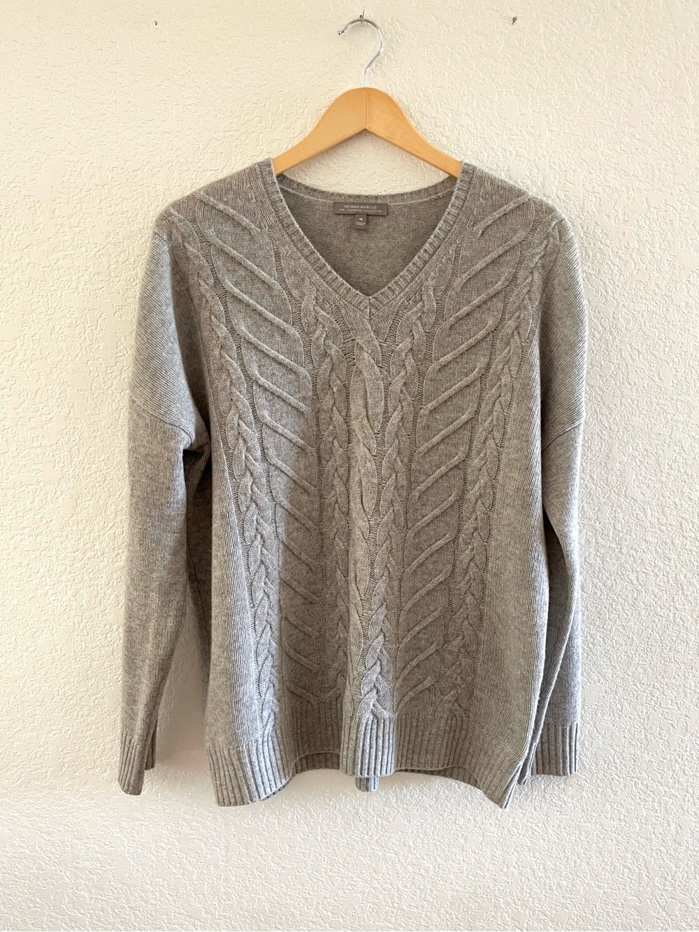 Neiman Marcus 100% Cashmere Cable Knit V Neck Sweater Gray M Minimalist Luxury